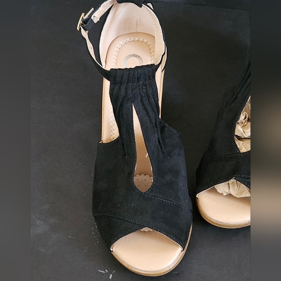 Journee Womens Kedzie Wedge Fuax Suede Strappy Peep Toe Sandals Black Size 7.5 - Picture 6 of 9